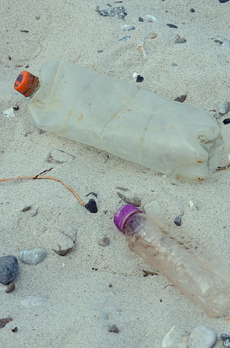 Heidkate
Plastikflaschen am Strand
Coastline - Beach, Coastal Landscape, Tourism, Pollution/Litter/Relics, Public area/Beach
Anke Vorlauf